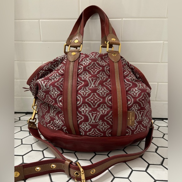 Louis Vuitton Limited Edition Monogram Aviator Bag in Bordeaux Red - PRISTINE - Picture 5 of 13